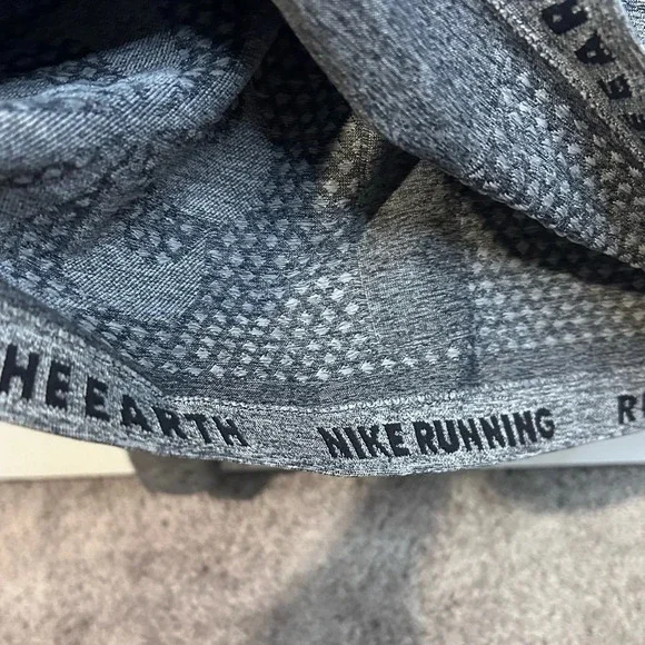 Nike Dry Fit Heather Gray Half Zip Long Sleeve Running Top Thumbholes Sz medium - Picture 3 of 7